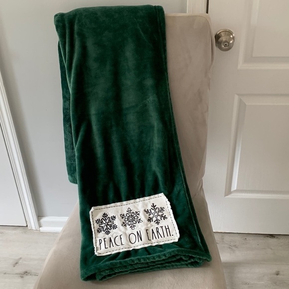 Rae Dunn‎ Christmas Plush Throw Blanket “piece on earth” green patch - Picture 1 of 6